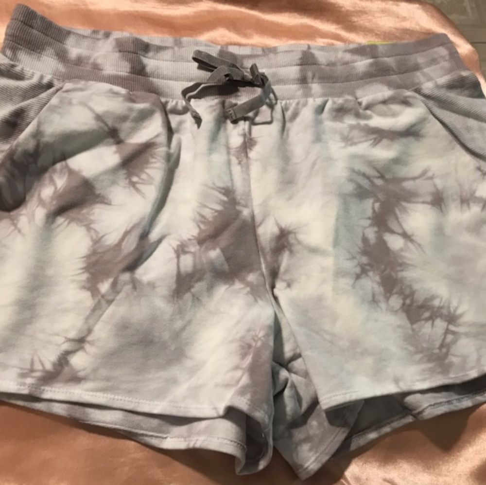 💜🤍 2/20  Shorts in Purple Gray Tie Dye Medium